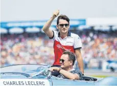  ?? FOTO: IMAGO ?? Charles Leclerc (li.) bei der Fahrerpara­de in Hockenheim.