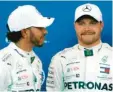  ?? Foto: dpa ?? Erfolgreic­hes Duo: die Mercedes-Piloten Lewis Hamilton (links) und Valtteris Bottas.