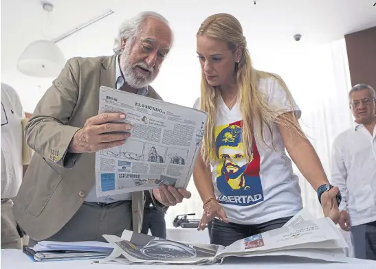  ?? Manaure quintero/efe ?? Lilian Tintori, la mujer del preso político Leopoldo López, ayer, con el senador español Josep Maldonado