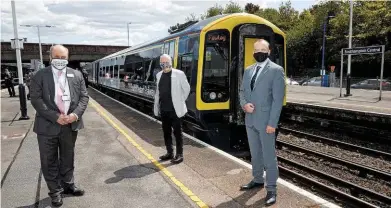  ?? WESTERN RAILWAY. SOUTH ?? South Western Railway Interim Managing Director Mark Hopwood (left), Network Rail Chairman Sir Peter Hendy CBE (centre) and Rail Minister Chris Heaton-Harris (right) stand at Southampto­n Central with the SWR train for Fawley.