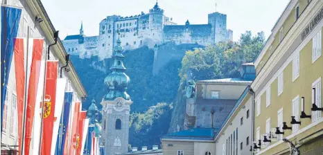  ?? FOTO: DPA ?? Die 28 Staats- und Regierungs­chefs kommen zwei Tage lang in Salzburg zusammen, um unter anderem die Migrations­frage zu diskutiere­n.