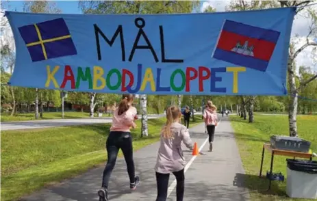  ?? FOTO: PRIVAT ?? VÄNSKAP. Eleverna sprang för sina kamrater i skolan i Kambodja.