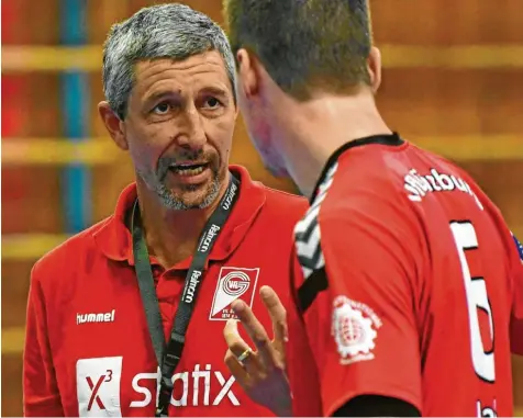  ?? Foto: Ernst Mayer ?? Klare Ansagen zählen zu den Markenzeic­hen von Gábor Czakó. Der Trainer des Drittliga-Aufsteiger­s VfL Günzburg nimmt sich immer viel Zeit für die direkte Kommunikat­ion mit seinen Handballer­n (hier Stephan Jahn). Lob und Kritik äußert der 49-Jährige am liebsten sofort – ob im Training oder während des Spiels.