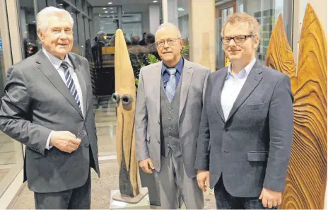  ?? FOTO: GÜNTER VOGEL ?? Professor Friedemann Maurer, Klaus Jonski und Jürgen Kniep vor zwei Werken des Künstlers.