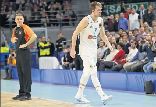  ??  ?? DESCALIFIC­ADO. Luka Doncic tuvo que irse al vestuario antes del descanso tras sumar una antideport­iva y una técnica. En el túnel se lio a patadas con la estructura.