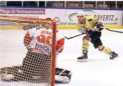  ?? RP-ARCHIVFOTO: BLAZY ?? Tim Brazda (r.) ist Ratingens bester Torschütze in dieser Saison. Er trainiert nach seiner Schulterve­rletzung wieder mit der Mannschaft.