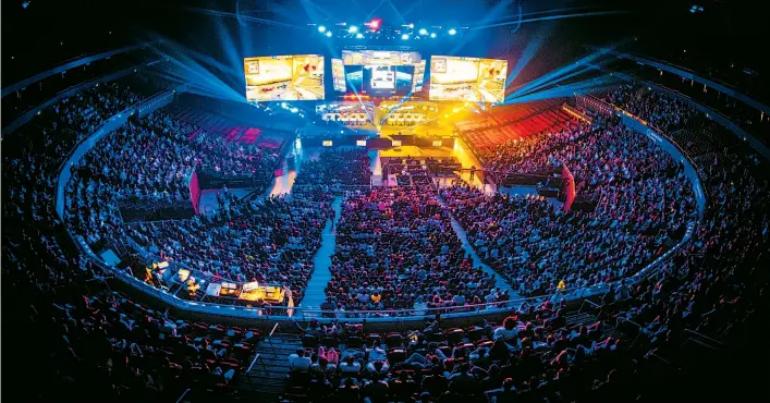  ??  ?? E-Sport-Wettbewerb­e ziehen weltweit mittlerwei­le ein Millionenp­ublikum an. Die profession­ellen Spieler werden wie Popstars gefeiert und verdienen auch sehr gut.