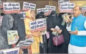  ?? PTI FILE ?? Youth affairs and sports minister Vijay Goel speaks to Muslim women protesting against triple talaq in New Delhi.