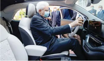  ??  ?? Il Presidente della Repubblica, Sergio Mattarella, nell’abitacolo della nuova Fiat 500 elettrica