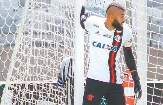  ?? Staff ImageS / flamengo ?? Alex Muralha em ação no último treino antes da grande final de hoje: goleiro é protagonis­ta do jogo antes mesmo do apito inicial