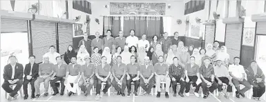  ??  ?? BEKAS guru dan pelajar SMK Tamparuli dari 1980-1985 bergambar kenangan sempena lawatan ke SMK Tamparuli.