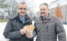  ?? FOTO: HARALD RUPPERT ?? Jürgen Rauch (rechts) überreicht Stadtdiako­n Ulrich Föhr 500 Euro für die Aktion Häfler helfen