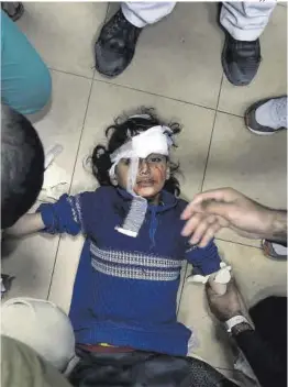  ?? Ismael Abu Dayyah / AP ?? Un niño palestino herido en un bombardeo en Gaza, ayer.
