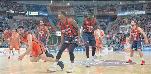  ??  ?? MAGISTRAL. San Emeterio trata de proteger una posesión en la zona ante Ledo en el primer partido de las semifinale­s de la ACB.