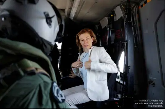  ??  ?? En juillet 2017, Florence Parly rend visite à une unité aéronavale en Méditerran­ée.