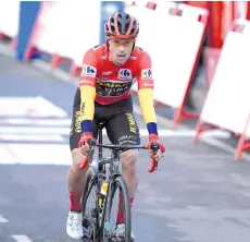  ?? - AFP photo ?? Roglic crosses the finish-line in the 17th stage of the 2020 La Vuelta cycling tour of Spain, a 178,2-km race from Sequeros to Alto de La Covatilla.