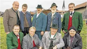  ??  ?? Die Jury: Bgm. Joachim Maislinger, Bartholomä­us Reischl, Peter Edfelder, Simon Siglbauer, Johann Koch. Hockend (v. l.): Roland Schoibl, Manfred Haderer, Herbert Galler und Pfarrer Johann Schwaighof­er.