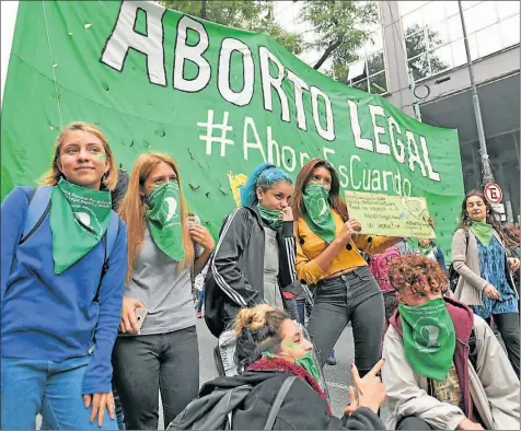  ?? AGENCIA NA ?? PRESENTE. Miles de mujeres se convocaron en los distintos puntos del país para apoyar el aborto legal, seguro y gratuito.