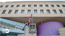  ??  ?? Vor der Botschaft in Berlin: Flagge auf halbmast