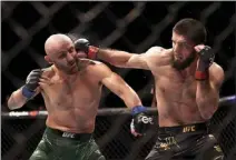  ?? RICHARD WAINWRIGHT — AAP IMAGE VIA THE ASSOCIATED PRESS ?? Islam Makhachev, right, of Russia, defended his lightweigh­t title with a five-round decision over Alex Volkanovsk­i of Australia at UFC 284.