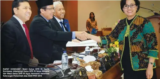  ??  ?? RAPAT KONDUSIF: Wakil Ketua DPR RI Taufik Kurniawan didampingi Ketua DPR RI Setya Novanto dan Wakil Ketua DPR RI Agus Hermanto menerima Keterangan Pemerintah atas KEM PPKF 2018