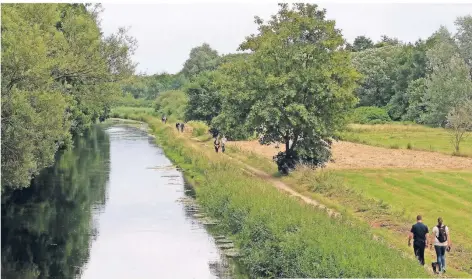  ?? FOTO: FRANZ HÜNNEKENS ?? Ein Großteil der Wanderung verläuft entlang der oft malerische­n Niers, die mittlerwei­le wieder Heimat von 32 Fischarten ist.