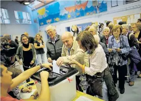  ?? REUTERS ?? Votos. Miles de catalanes salieron a votar en el referéndum.