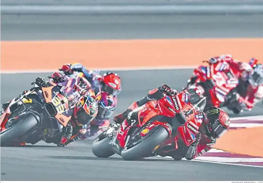  ?? NOUSHAD THEKKAYIL / EFE ?? Francesco Bagnaia lidera la carrera de MotoGP por delante del sudafrican­o Brad Binder y el español Jorge Martín en el circuito de Losail.