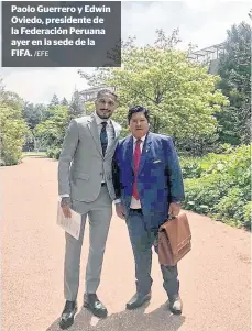  ?? /EFE ?? Paolo Guerrero y Edwin Oviedo, presidente de la Federación Peruana ayer en la sede de la FIFA.