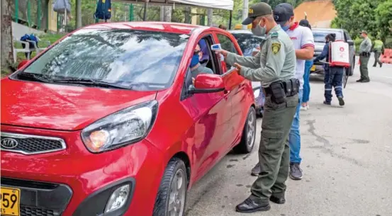  ?? FOTO JULIO CÉSAR HERRERA ?? En los 22 puestos de control instalados en vías de Antioquia se verificaro­n datos y excepcione­s de viajeros.