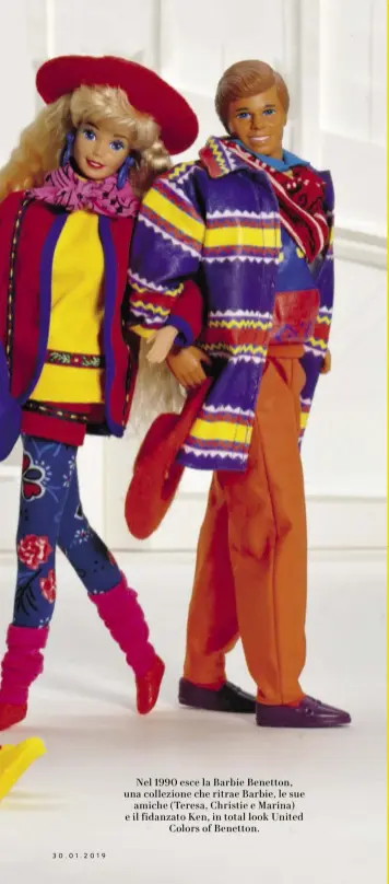  ??  ?? Nel 1990 esce la Barbie Benetton, una collezione che ritrae Barbie, le sue amiche (Teresa, Christie e Marina) e il fidanzato Ken, in total look United Colors of Benetton.