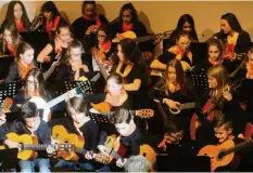  ??  ?? Seit diesem Schuljahr werden an der Maria-ward-schule auch Jungen unterricht­et. Auch sie machten zum Beispiel in der Gitarrengr­uppe beim Musical mit.