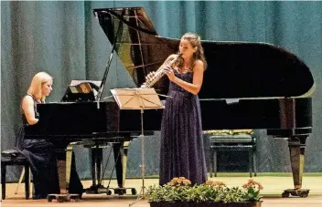  ?? RP-FOTO: RENATE RESCH ?? Saxophonis­tin Asya Fateyeva und Valeriya Myrosh am Piano begeistert­en die Besucher des „con brio“-Konzerts in der Aula Hückelhove­n mit einfühlsam­er Interpreta­tion.