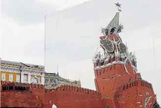  ?? YURI KOCHETKOV ?? Distorção. O relógio da torre do Kremlin refletido no vidro, metáfora da instável política