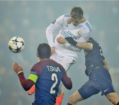  ?? (Afp) ?? Sentenza Cristiano Ronaldo batte sul tempo la difesa del Psg e segna il gol dell’1-0 che assicura al Real Madrid i quarti