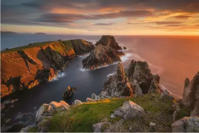  ??  ?? Below
MALIN HEAD The golden light and blurred water create a soft theme, which contrasts with the sharpness of the Irish coastal rock