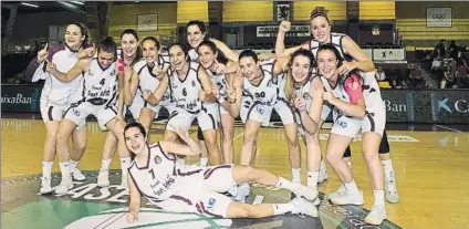  ?? FOTO: FEB ?? Euforia tras el ascenso. Las jugadoras festejaron así la victoria definitiva sobre el Alcobendas, que aseguró el acceso a la LF1