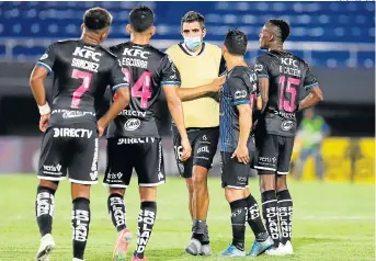  ?? FOTO: AGENCIAS ?? Jugadores del Independie­nte en el estadio Defensores del Chaco, en Asunción de Paraguay, donde jugaron de local ante el Gremio.