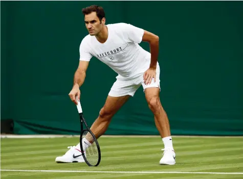  ?? KEYSTONE ?? Bereit für die Rekordjagd: Turnierfav­orit Roger Federer macht sich warm für den achten Triumph in Wimbledon.