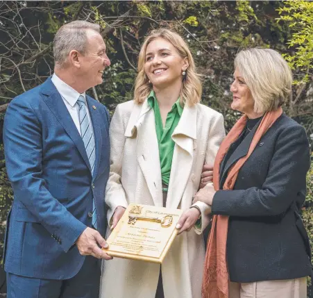  ?? Picture: Rob Burnett ?? Ariarne Titmus, with parents Steve and Robyn, after receiving the Key to the City in Launceston.