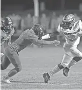  ?? CHERYL EVANS/THE REPUBLIC ?? Highland’s Josh Allen (10) attempts to tackle Hamilton’s Zachary Lewis (3) Friday at Highland High School in Gilbert.