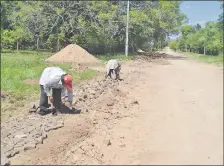  ??  ?? Obreros trabajan en la ampliación de la red de cañerías que conectará al sistema principal.