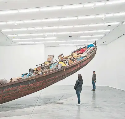  ?? ALEX DELFANNE ?? ‘What does the vessel contain, that the river does not’, instalació­n del artista Subodh Gupta en la galería Hauser &amp; Wirth