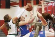  ?? JEN FORBUS — THE MORNING JOURNAL ?? Haley Andrejcak of Bay tries to push through the Cloverleaf defense for a shot.