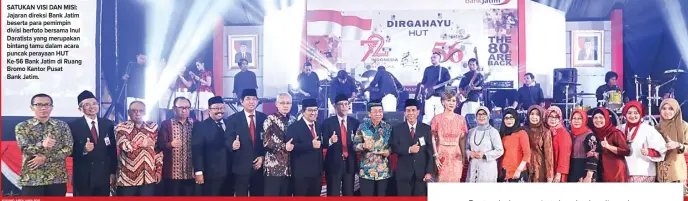  ?? YUYUNG ABDI/JAWA POS ?? SATUKAN VISI DAN MISI: Jajaran direksi Bank Jatim beserta para pemimpin divisi berfoto bersama Inul Daratista yang merupakan bintang tamu dalam acara puncak perayaan HUT Ke-56 Bank Jatim di Ruang Bromo Kantor Pusat Bank Jatim.