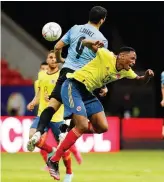  ?? SILVIO AVILA/AFP PHOTO ?? RIVAL LAMA: Luis Suarez (kiri) adu bodi dengan Yerry Mina saat tim mereka bertemu di perempat final Copa America 2021 (3/5).