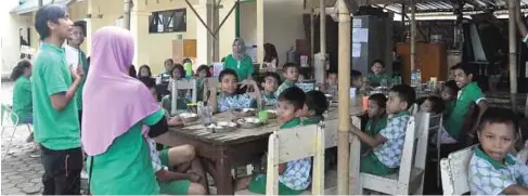  ??  ?? Kanak-kanak yang tinggal di Yayasan Peduli Anak berkumpul sewaktu masa makan mereka.