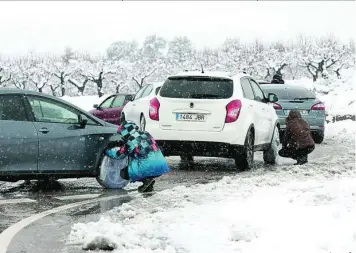  ?? EFE/ BIEL ALIÑO ?? El temporal obligó a cortar 56 carreteras valenciana­s y a utilizar cadenas en otras 98