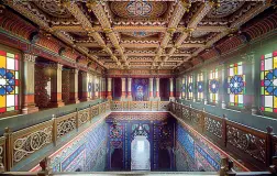  ??  ?? L’interno del castello di Sammezzano. A destra, la rete di recinzione appena installata