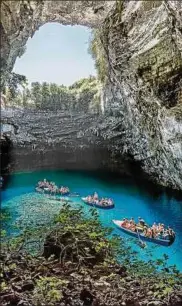  ??  ?? Die Melissani-höhle auf Kefalonia ist eines der beliebtest­en Touristenz­iele. Foto: Region of Ionian Islands